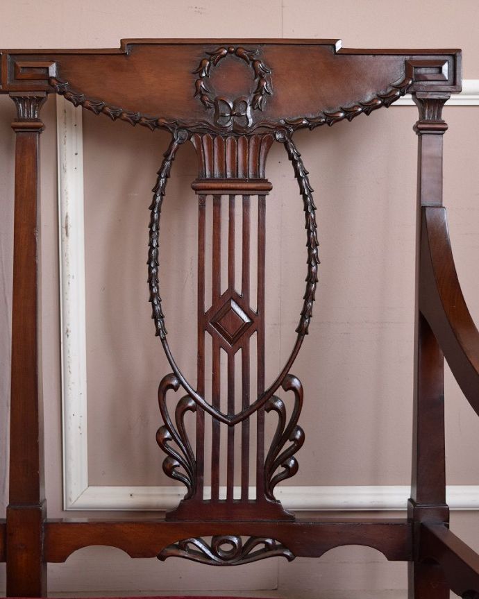 セティ・ソファ・ベンチ　アンティーク チェア　英国の優雅なアンティークチェア、背もたれの美しいセティ（長椅子・ソファ）。美しい装飾からも海外製らしさを感じられます。(q-194-c)