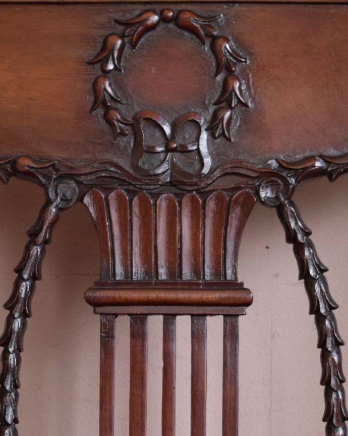 セティ・ソファ・ベンチ　アンティーク チェア　英国の優雅なアンティークチェア、背もたれの美しいセティ（長椅子・ソファ）。繊細な装飾は見とれる程美しいです。(q-194-c)