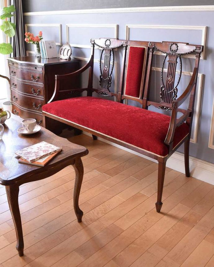 セティ・ソファ・ベンチ　アンティーク チェア　英国の優雅なアンティークチェア、背もたれの美しいセティ（長椅子・ソファ）。2人掛けのセティって、やっぱり贅沢置いてあるだけでその場の空気感を換えてくれるんです。(q-194-c)