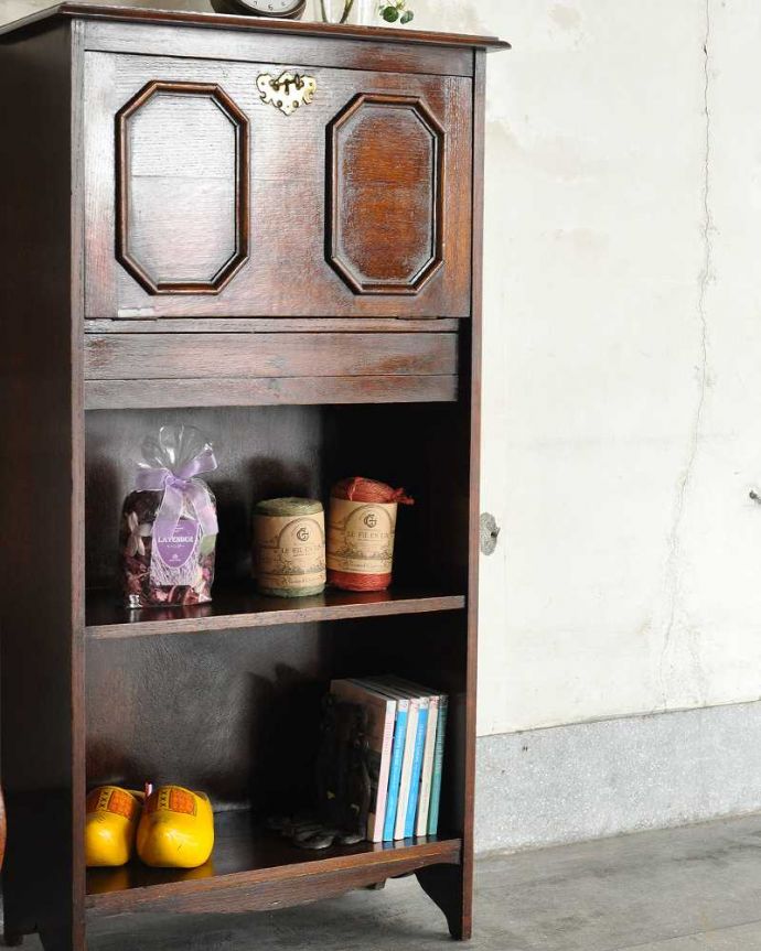 ビューロー　アンティーク家具　英国らしい彫が魅力の小さなアンティークスチューデントビューロー。普段は本棚として使えるオープンキャビネットビューローの下の部分は本棚として作られたオープン棚。(q-1947-f)