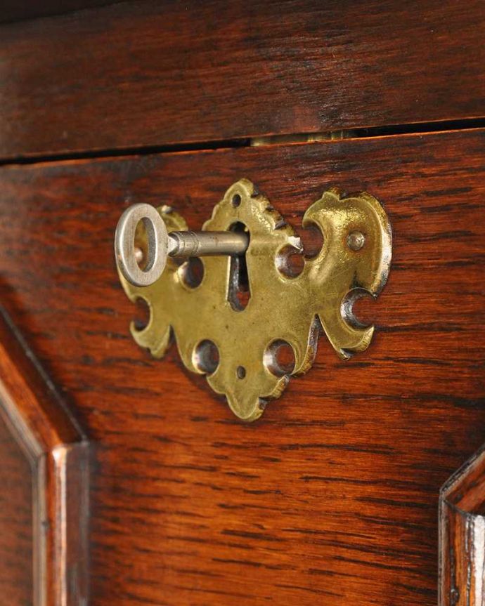 ビューロー　アンティーク家具　英国らしい彫が魅力の小さなアンティークスチューデントビューロー。鍵を使って開けてみましょうアンティークの鍵が付いています。(q-1947-f)