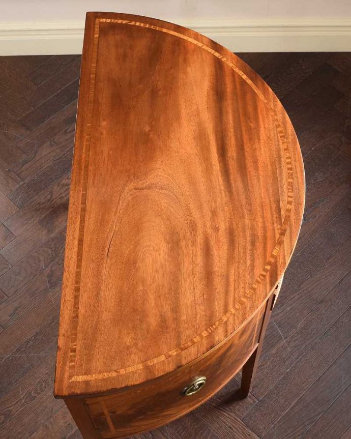 サイドボード　アンティーク家具　英国らしいアンティークの輸入家具、気品たっぷりな美しい木目のサイドボード。上から見てるとこんな感じです。(q-1951-f)