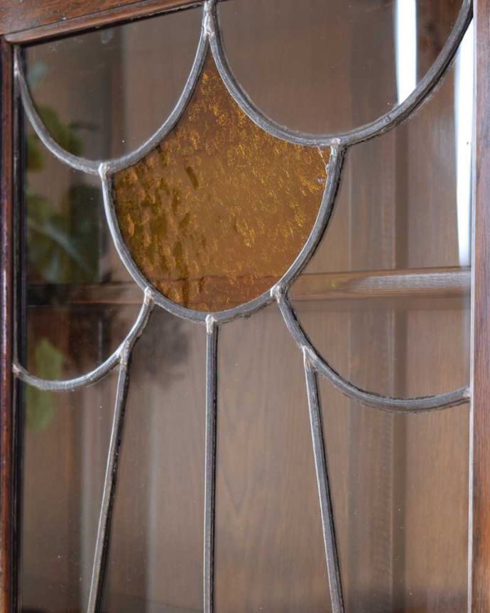 アンティークのキャビネット　アンティーク家具　美しいステンドグラスの扉、英国アンティーク家具のブックケース（本棚）。アンティークのガラスの美しさガラスも古いアンティークのステンドグラスは独特の雰囲気が魅力。(q-1952-f)