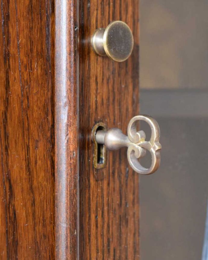 アンティークのキャビネット　アンティーク家具　美しいステンドグラスの扉、英国アンティーク家具のブックケース（本棚）。小さなパーツにもこだわりカギも使えるように修復しました。(q-1952-f)