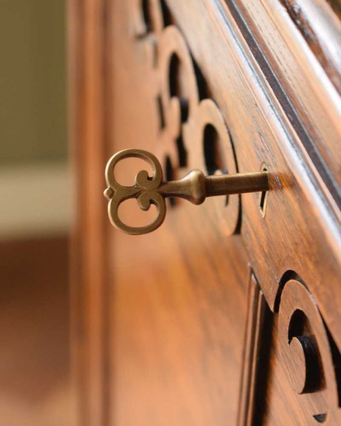 ビューロー　アンティーク家具　英国らしい彫が魅力、どこにでも置けるアンティーク家具スチューデントビューロー。鍵を使って開けてみましょうアンティークの鍵が付いています。(q-1954-f)