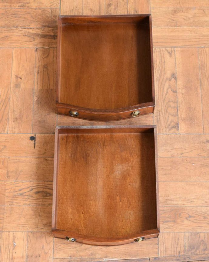 アンティークのチェスト　アンティーク家具　マホガニー材を使った美しいアンティークのベッドサイドチェスト（ナイトテーブル）。引き出しの中もとってもキレイですチェストで一番きになるのはやはり引き出しの中。(q-1955-f)