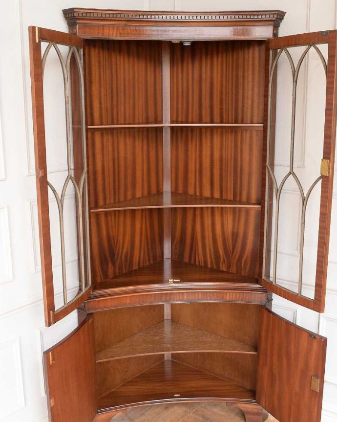 アンティークのキャビネット　アンティーク家具　お部屋の角から美しく彩ってくれる英国のアンティーク家具、コーナーガラスキャビネット。扉を開けてみると･･･専門の職人がしっかり修復していますので、扉の中はピカピカです。(q-1959-f)