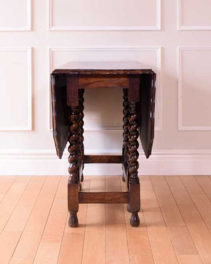 アンティークのテーブル　アンティーク家具　伸張式のアンティーク英国家具、天板の縁どりも美しいゲートレッグテーブル。意外にコンパクト昔、使わないとき壁にピタッと付けて収納出来るように作られたテーブル。(q-1962-f)
