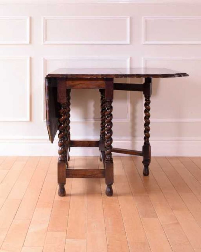アンティークのテーブル　アンティーク家具　伸張式のアンティーク英国家具、天板の縁どりも美しいゲートレッグテーブル。片方開くと････片方のリーフを開くとこんな感じ。(q-1962-f)