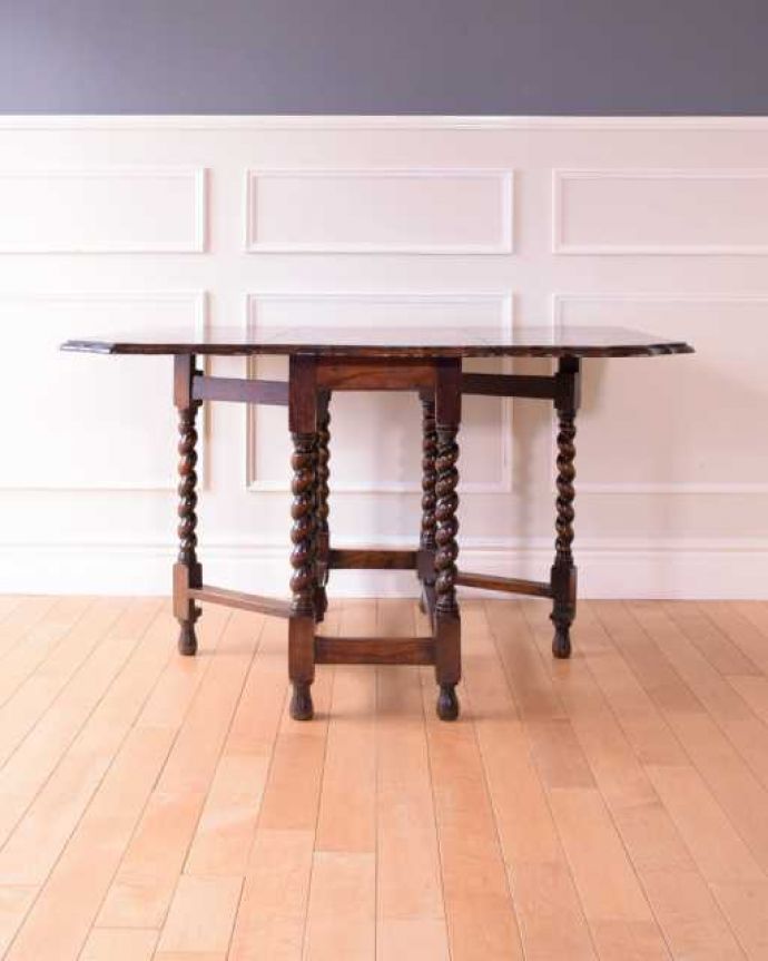 アンティークのテーブル　アンティーク家具　伸張式のアンティーク英国家具、天板の縁どりも美しいゲートレッグテーブル。両方開けば大きなサイズゲートレッグテーブルはゲートが開くように作られた脚のデザインも印象的。(q-1962-f)