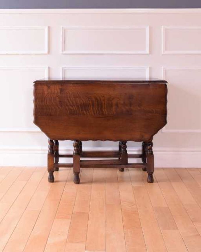 アンティークのテーブル　アンティーク家具　伸張式のアンティーク英国家具、天板の縁どりも美しいゲートレッグテーブル。クルッと回転。(q-1962-f)