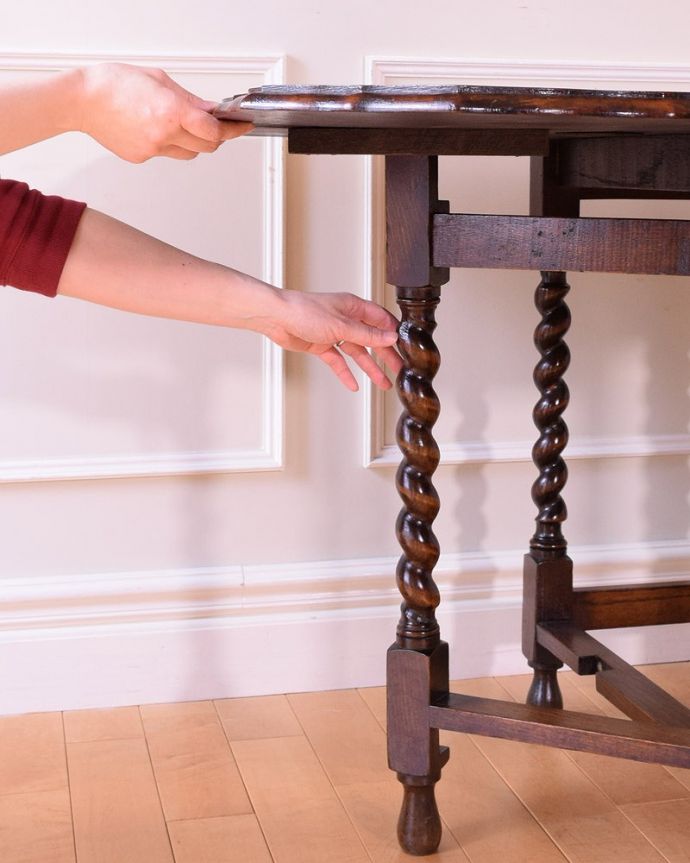 アンティークのテーブル　アンティーク家具　伸張式のアンティーク英国家具、天板の縁どりも美しいゲートレッグテーブル。脚を引き出すだけであっという間ゲートのような形をした脚のテーブル。(q-1962-f)