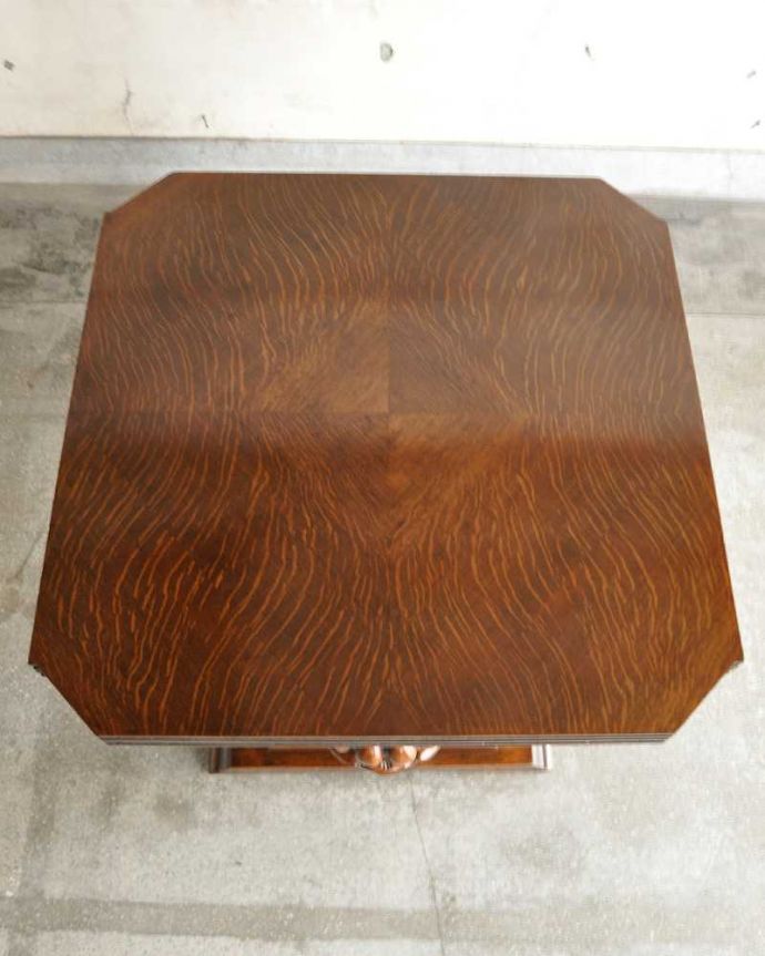 アンティークのテーブル　アンティーク家具　驚くほど美しいバルボスレッグが美しい伸長式のアンティーク家具のドローリーフテーブル。上から見るとこんな形リーフを開く前はこんな形です。(q-1966-f)