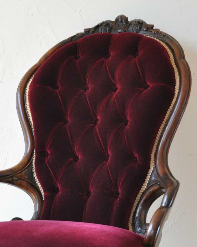 サロンチェア　アンティーク チェア　装飾が美しいウォルナット材のアームチェア、英国輸入のアンティークナーシングチェア。贅沢な美しさはアンティークの証女性のために作られた椅子だけに、見た目が美しい。(q-197-c)