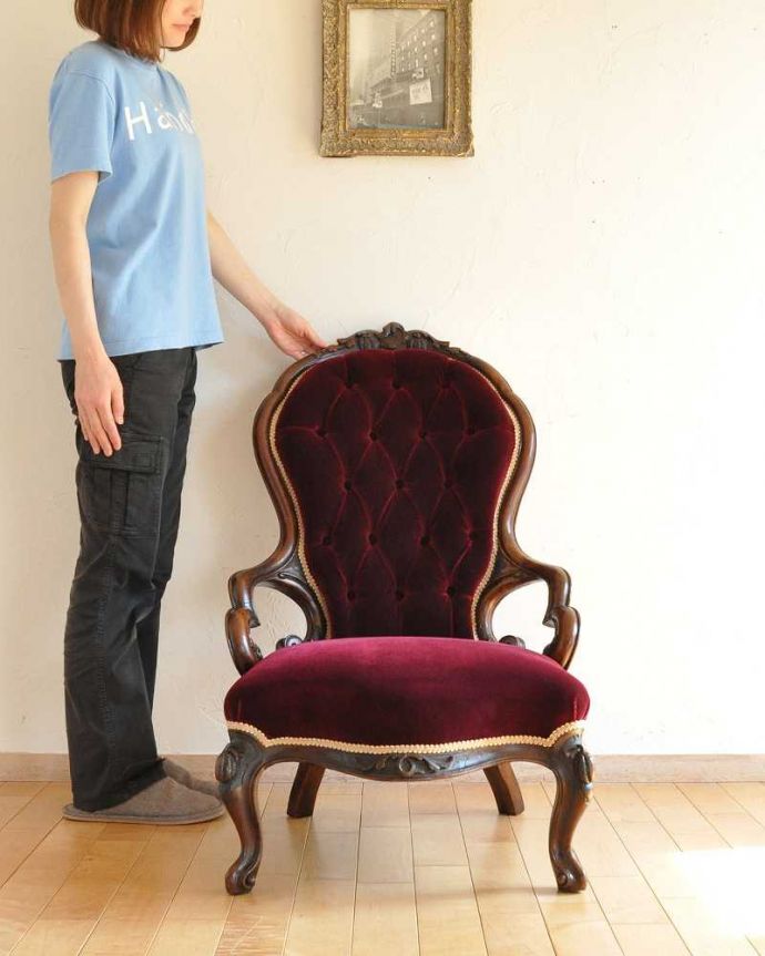サロンチェア　アンティーク チェア　装飾が美しいウォルナット材のアームチェア、英国輸入のアンティークナーシングチェア。赤ちゃんとお母さんのために作られた椅子授乳のためだけに造られたナーシングチェア。(q-197-c)