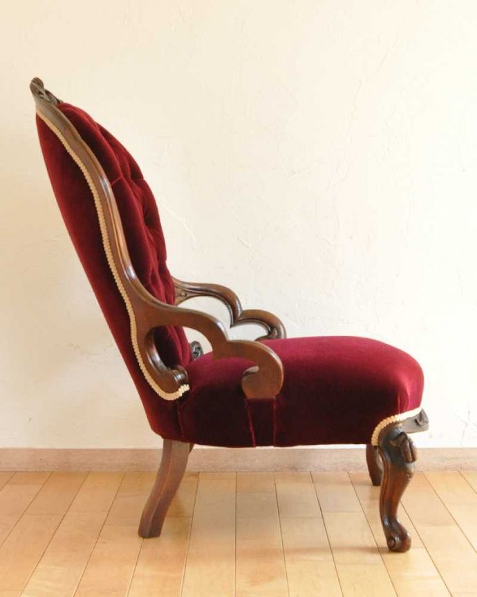 サロンチェア　アンティーク チェア　装飾が美しいウォルナット材のアームチェア、英国輸入のアンティークナーシングチェア。横から見るとよく分かります授乳のために作られた椅子は、座面が低く背もたれの角度もゆったり。(q-197-c)