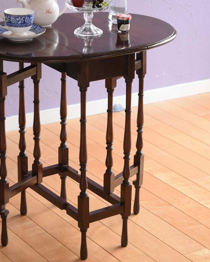 アンティークのテーブル　アンティーク家具　華奢な挽き物細工の脚が美しいアンティークのゲートレッグテーブル。自慢はやっぱりゲート（門）のような脚まるでゲート（門）が開くような脚の形から名前が付けられたゲートレッグテーブル。(q-1971-f)
