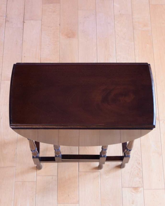 アンティークのテーブル　アンティーク家具　華奢な挽き物細工の脚が美しいアンティークのゲートレッグテーブル。畳むとこんなにスリムなサイズリーフを閉じた状態のテーブルを上から見るとこんな感じ。(q-1971-f)