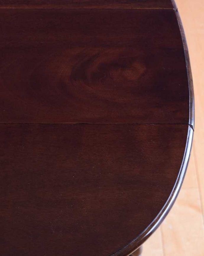 アンティークのテーブル　アンティーク家具　華奢な挽き物細工の脚が美しいアンティークのゲートレッグテーブル。近づいて見てみると･･･時間と手間暇を掛けて職人が丁寧にお直しした天板は、木目も美しいんです。(q-1971-f)