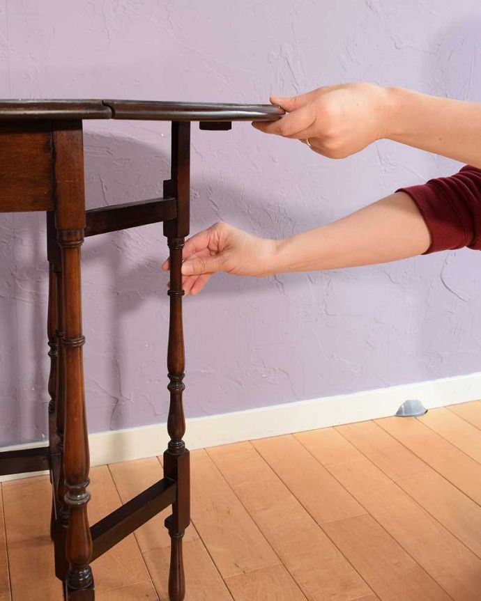 アンティークのテーブル　アンティーク家具　華奢な挽き物細工の脚が美しいアンティークのゲートレッグテーブル。脚を引き出すだけであっという間ゲートのような形をした脚のテーブル。(q-1971-f)