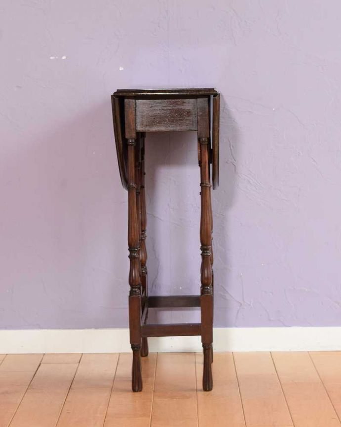 アンティークのテーブル　アンティーク家具　華奢な挽き物細工の脚が美しいアンティークのゲートレッグテーブル。意外にコンパクト昔、使わないとき壁にピタッと付けて収納出来るように作られたテーブル。(q-1971-f)