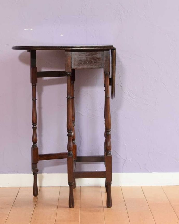 アンティークのテーブル　アンティーク家具　華奢な挽き物細工の脚が美しいアンティークのゲートレッグテーブル。片方開くと････片方のリーフを開くとこんな感じ。(q-1971-f)