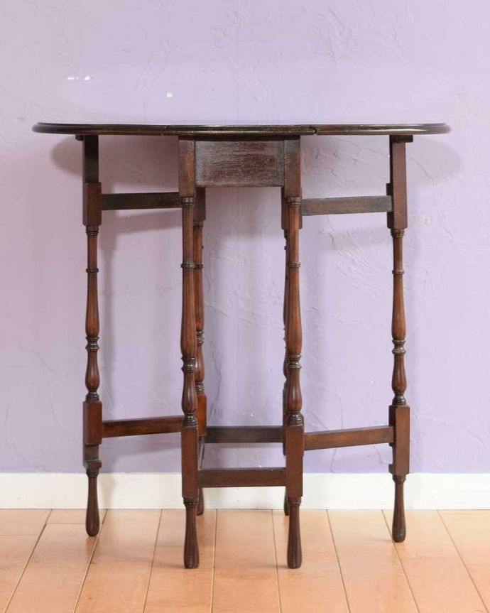 アンティークのテーブル　アンティーク家具　華奢な挽き物細工の脚が美しいアンティークのゲートレッグテーブル。両方開けば大きなサイズゲートレッグテーブルはゲートが開くように作られた脚のデザインも印象的。(q-1971-f)