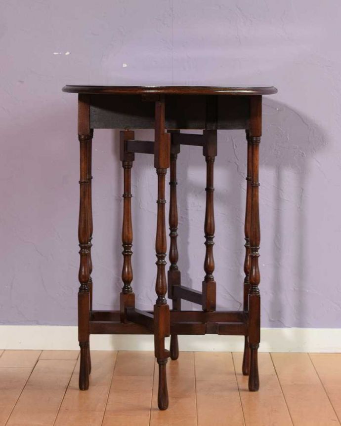 アンティークのテーブル　アンティーク家具　華奢な挽き物細工の脚が美しいアンティークのゲートレッグテーブル。クルッと回転。(q-1971-f)