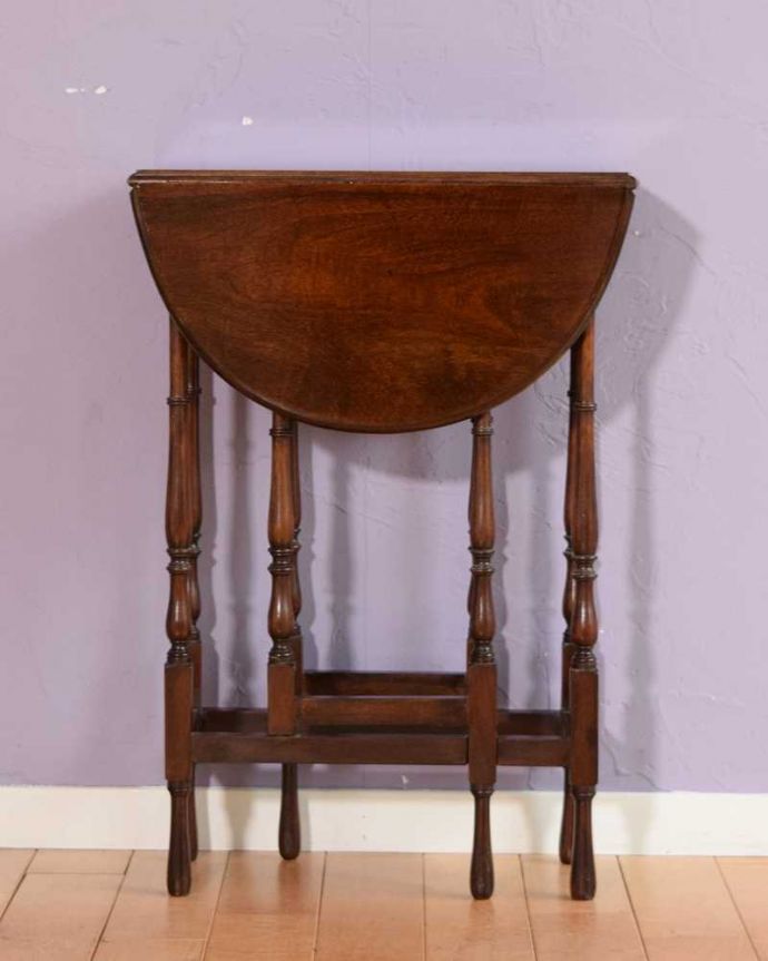アンティークのテーブル　アンティーク家具　華奢な挽き物細工の脚が美しいアンティークのゲートレッグテーブル。クルッと回転。(q-1971-f)