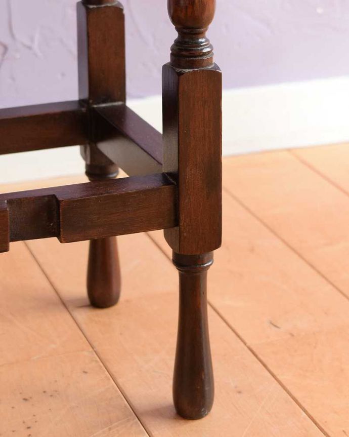 アンティークのテーブル　アンティーク家具　華奢な挽き物細工の脚が美しいアンティークのゲートレッグテーブル。持ち上げなくても移動できます！Handleのアンティークは、脚の裏にフェルトキーパーをお付けしていますので、持ち上げなくても床を滑らせて移動させることが出来ます。(q-1971-f)