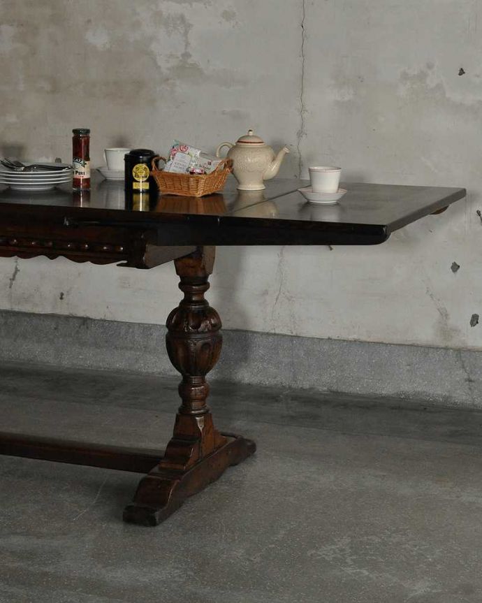 アンティークのテーブル　アンティーク家具　アンティーク英国輸入家具、装飾が美しい大きめのドローリーフテーブル（伸張式テーブル） 。やっぱり目が行く重厚なデザインの脚重厚な雰囲気のバルボスレッグと呼ばれる美しい脚が一番の特長。(q-1973-f)