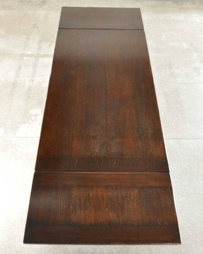 アンティークのテーブル　アンティーク家具　アンティーク英国輸入家具、装飾が美しい大きめのドローリーフテーブル（伸張式テーブル） 。やっぱりテーブルは天板が重要全部開いた状態で天板を上から見てみるとこんな感じです。(q-1973-f)