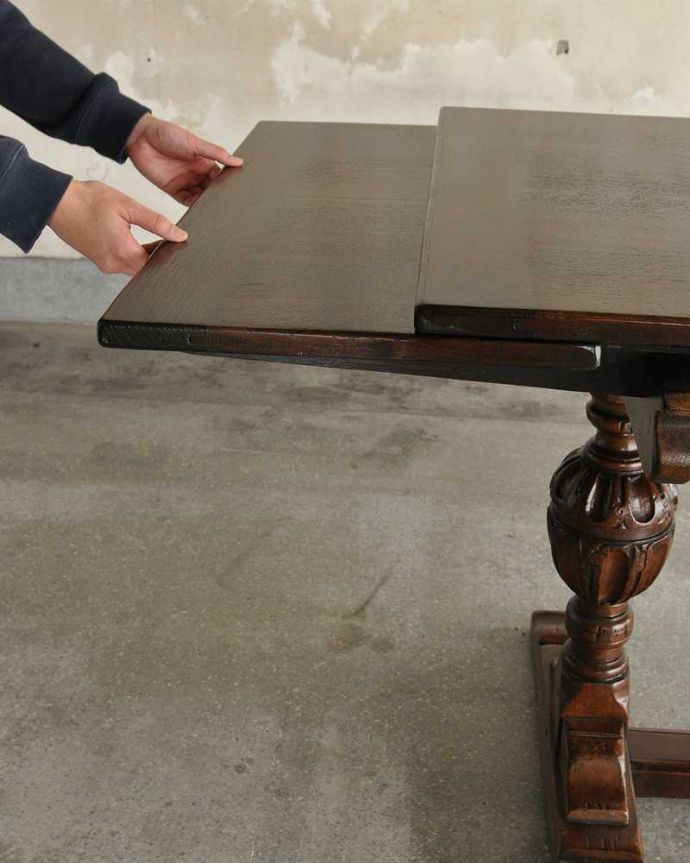 アンティークのテーブル　アンティーク家具　アンティーク英国輸入家具、装飾が美しい大きめのドローリーフテーブル（伸張式テーブル） 。誰でもカンタン！引っ張るだけでOK。(q-1973-f)