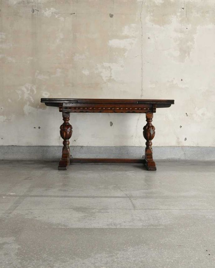 アンティークのテーブル　アンティーク家具　アンティーク英国輸入家具、装飾が美しい大きめのドローリーフテーブル（伸張式テーブル） 。横から見るとこんな感じ真横から見てみるとこんな感じ。(q-1973-f)