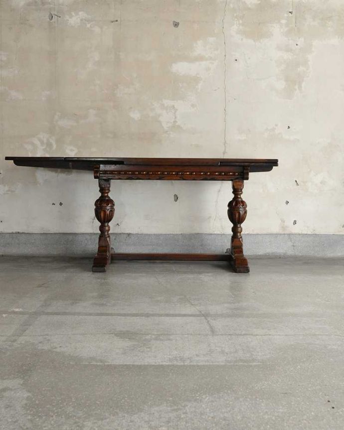 アンティークのテーブル　アンティーク家具　アンティーク英国輸入家具、装飾が美しい大きめのドローリーフテーブル（伸張式テーブル） 。片方だけ開いてもOK片方のリーフだけを開くとこんな感じ。(q-1973-f)