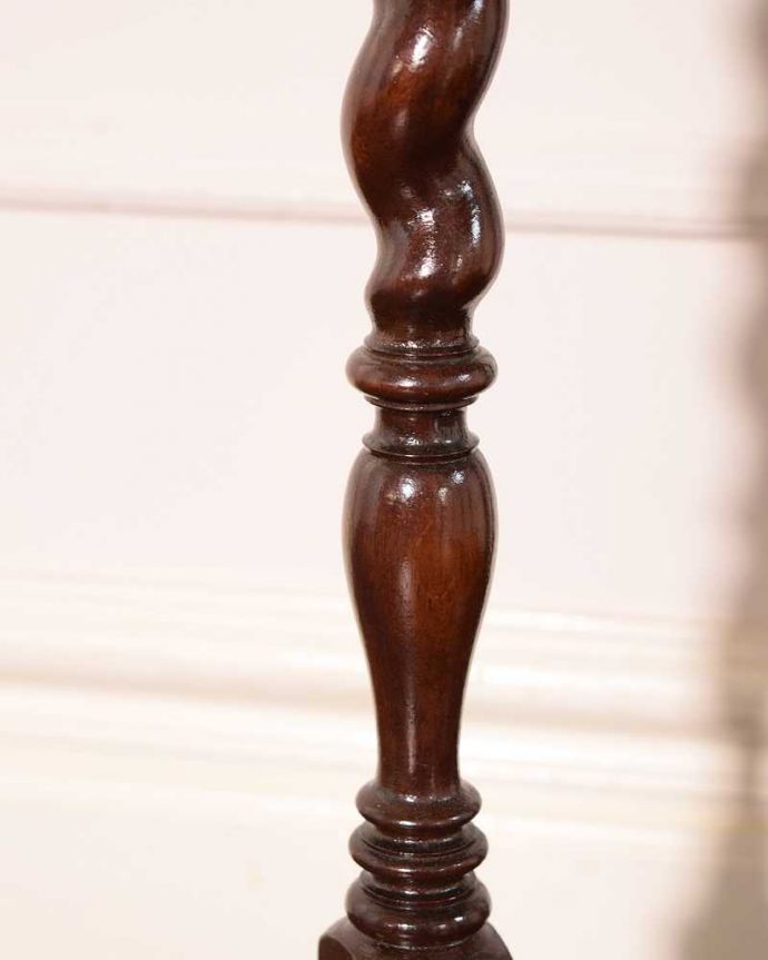 アンティークのテーブル　アンティーク家具　英国らしいアンティーク家具、スモールサイズの伸張式のゲートレッグテーブル。うっとりする美しさアンティークだから手に入る美しい彫。(q-1979-f)