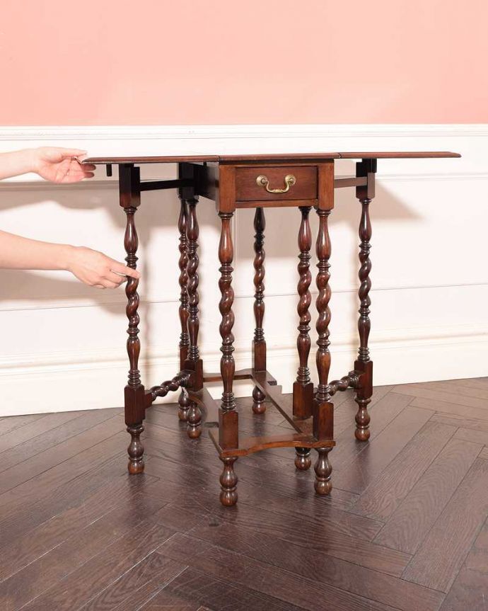 アンティークのテーブル　アンティーク家具　英国らしいアンティーク家具、スモールサイズの伸張式のゲートレッグテーブル。脚を引き出すだけであっという間ゲートのような形をした脚のテーブル。(q-1979-f)