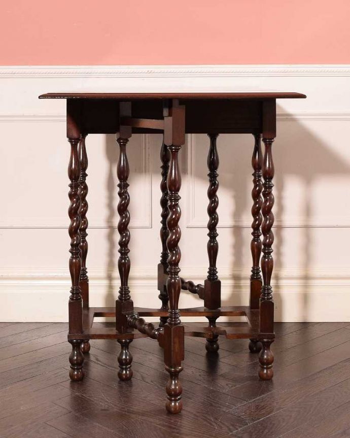 アンティークのテーブル　アンティーク家具　英国らしいアンティーク家具、スモールサイズの伸張式のゲートレッグテーブル。クルッと回転。(q-1979-f)