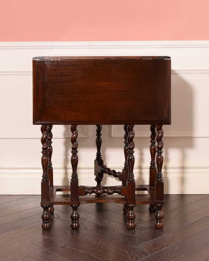 アンティークのテーブル　アンティーク家具　英国らしいアンティーク家具、スモールサイズの伸張式のゲートレッグテーブル。クルッと回転。(q-1979-f)