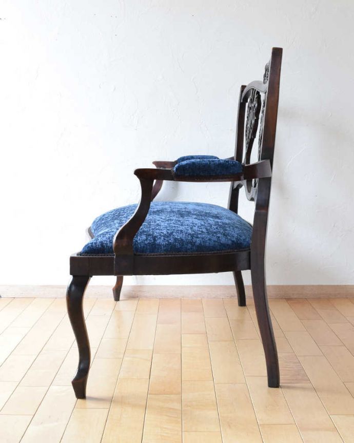 セティ・ソファ・ベンチ　アンティーク チェア　英国のアンティーク椅子、透かし彫りがレースのように美しいセティ（ソファ） 。横から見ても綺麗な装飾が楽しめます。(q-198-c)