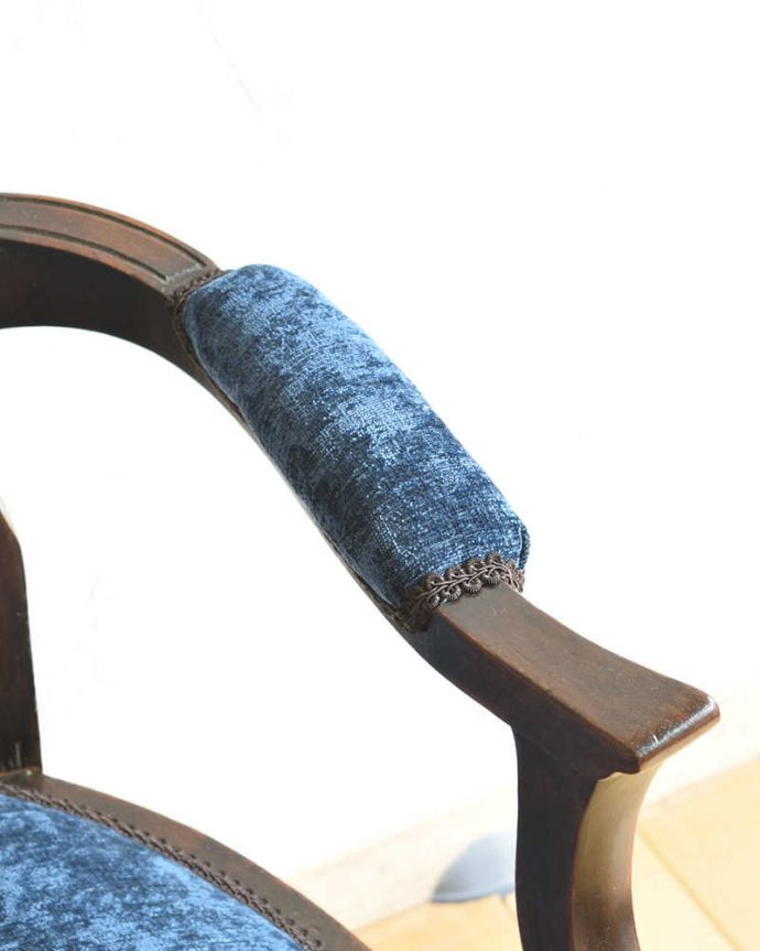 セティ・ソファ・ベンチ　アンティーク チェア　英国のアンティーク椅子、透かし彫りがレースのように美しいセティ（ソファ） 。アーム付きのくつろぎやすいチェアです。(q-198-c)