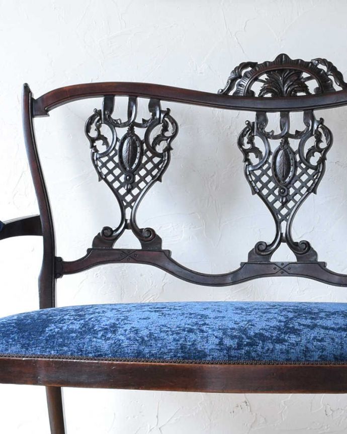 セティ・ソファ・ベンチ　アンティーク チェア　英国のアンティーク椅子、透かし彫りがレースのように美しいセティ（ソファ） 。どこをとっても美しいシルエットのアンティークセティー。(q-198-c)