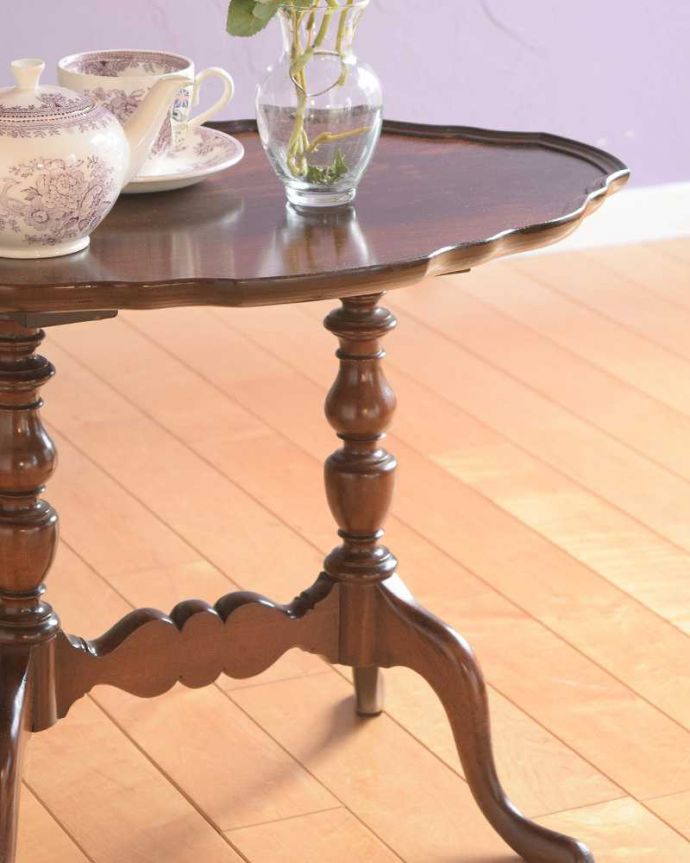 アンティークのテーブル　アンティーク家具　美しい天板と脚を持つアンティーク家具、英国輸入のワインテーブル。優雅な脚のデザインアンティークらしい凝ったデザインの脚。(q-1980-f)