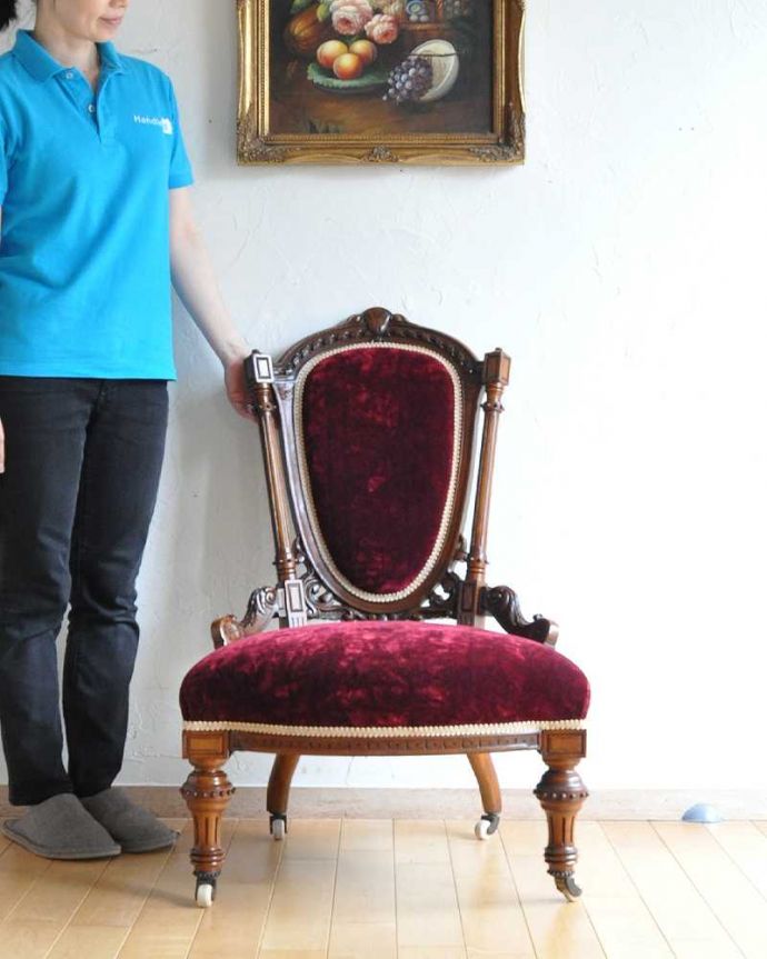布座面　アンティーク チェア　ゆったりした背もたれのデザインの椅子、英国から到着したアンティークナーシングチェア。見ているだけで満足しちゃう最上級の椅子堂々とした姿に思わず目が惹き付けられる最上級の椅子。(q-199-c)