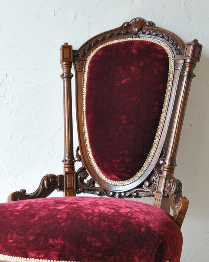 布座面　アンティーク チェア　ゆったりした背もたれのデザインの椅子、英国から到着したアンティークナーシングチェア。美しい装飾は最上級アンティークの証現代の技術では再現できないほど細かい装飾。(q-199-c)