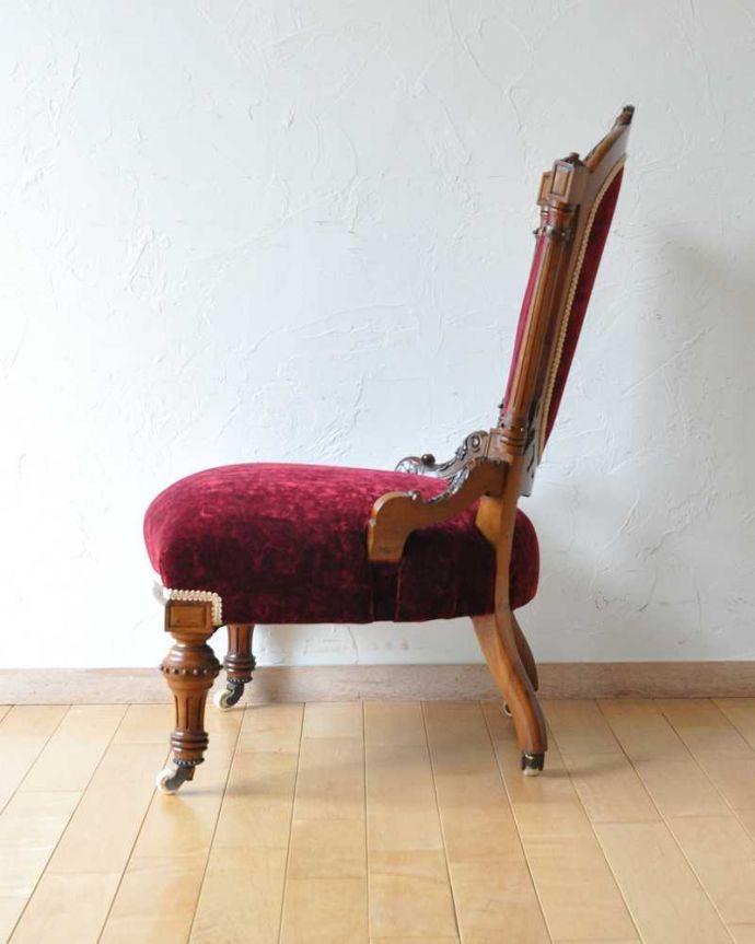 布座面　アンティーク チェア　ゆったりした背もたれのデザインの椅子、英国から到着したアンティークナーシングチェア。横から見るとよく分かります授乳のために作られた椅子は、座面が低く背もたれの角度もゆったり。(q-199-c)