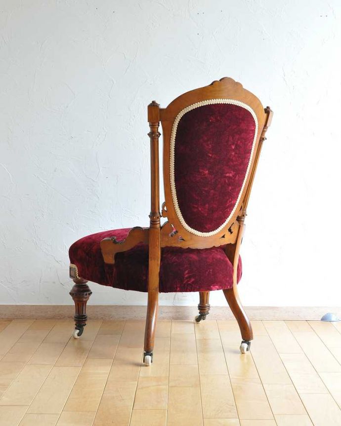 布座面　アンティーク チェア　ゆったりした背もたれのデザインの椅子、英国から到着したアンティークナーシングチェア。後から見ても優雅しっかりお直ししていますので、眺めるだけではなく実際に座って使って下さい。(q-199-c)
