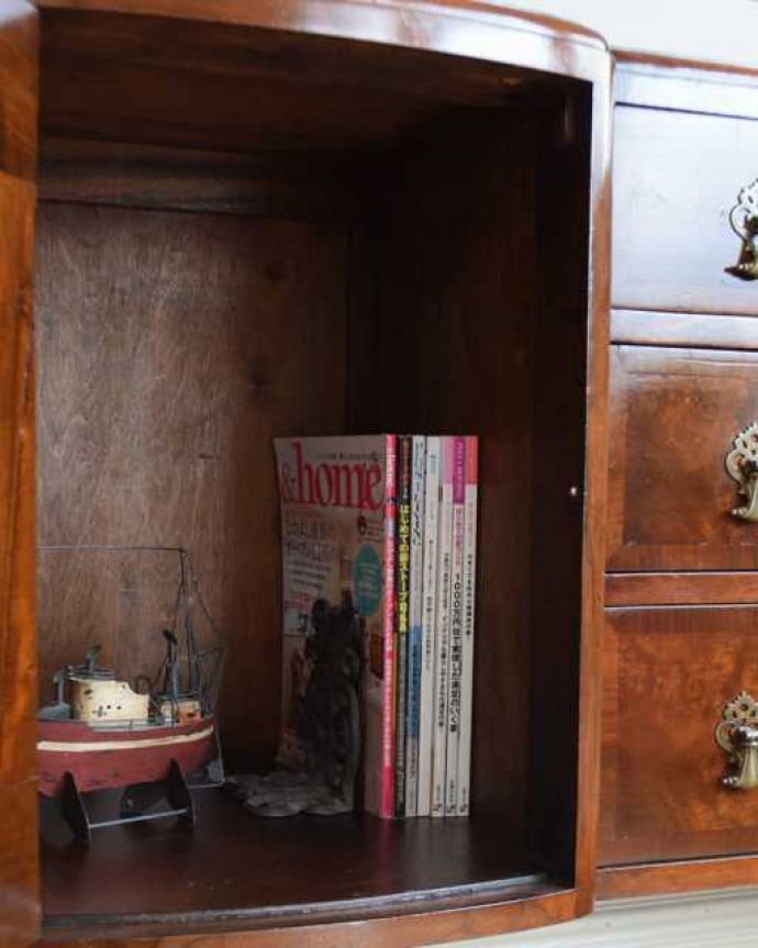 サイドボード　アンティーク家具　英国のアンティーク家具、猫脚が美しいサイドボードキャビネット。扉の中は収納たっぷりA4サイズの雑誌までしっかり収納出来ちゃう大きさ。(q-1991-f)