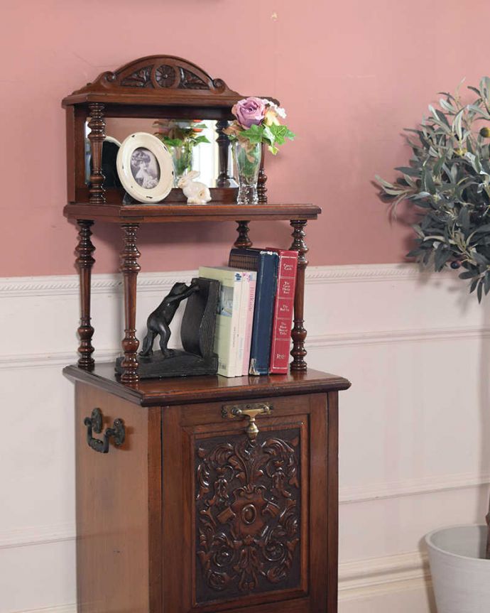 アンティークのキャビネット　アンティーク家具　1890年代の英国アンティーク家具、浮き彫りが美しいミラー付きのコールボックス。高級感のある落ち着いたデザインアンティークならではのなんとも美しいデザインです。(q-1994-f)