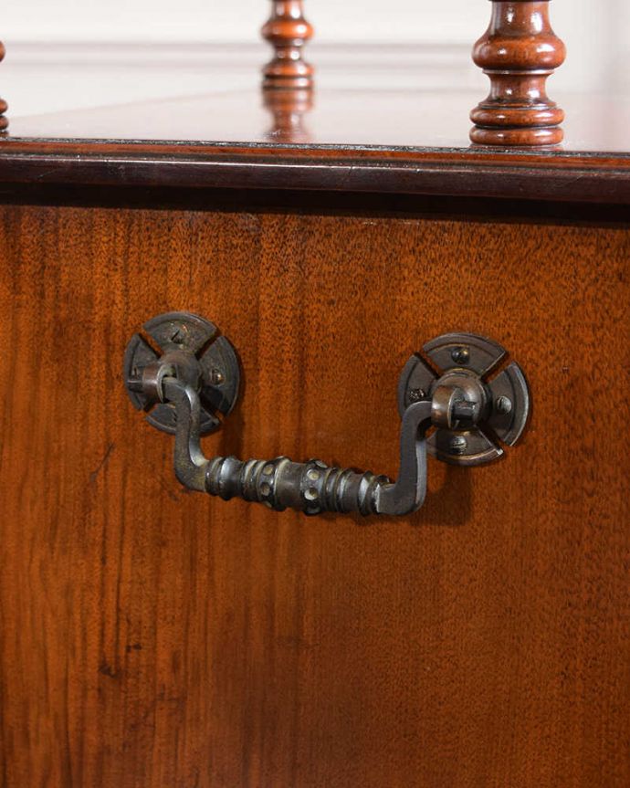 アンティークのキャビネット　アンティーク家具　1890年代の英国アンティーク家具、浮き彫りが美しいミラー付きのコールボックス。両サイドに取っ手が付いています取っ手のデザインも美しいんです。(q-1994-f)